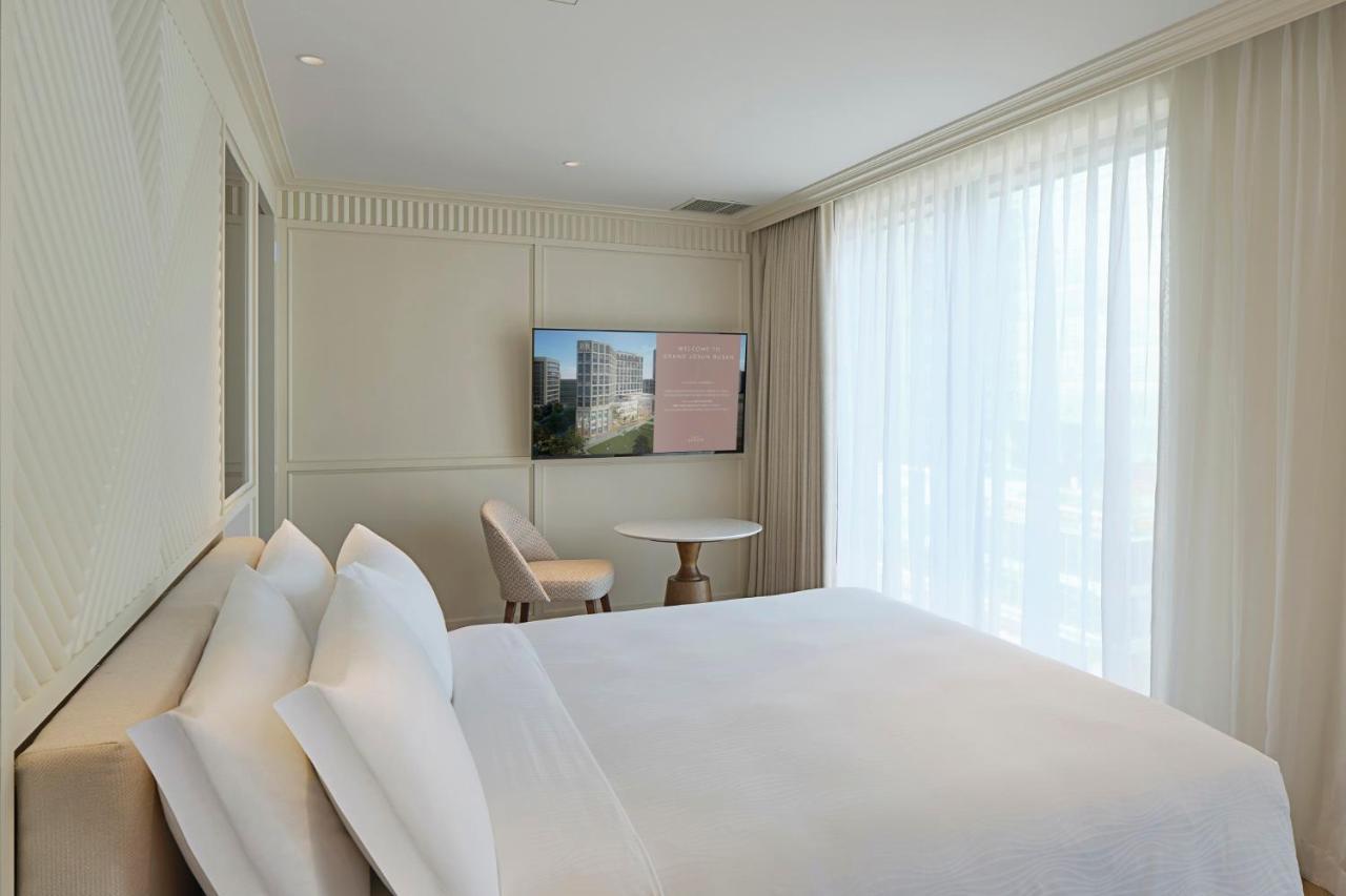 Grand Josun Ciudad Metropolitana de Busan Exterior foto A bedroom at the hotel