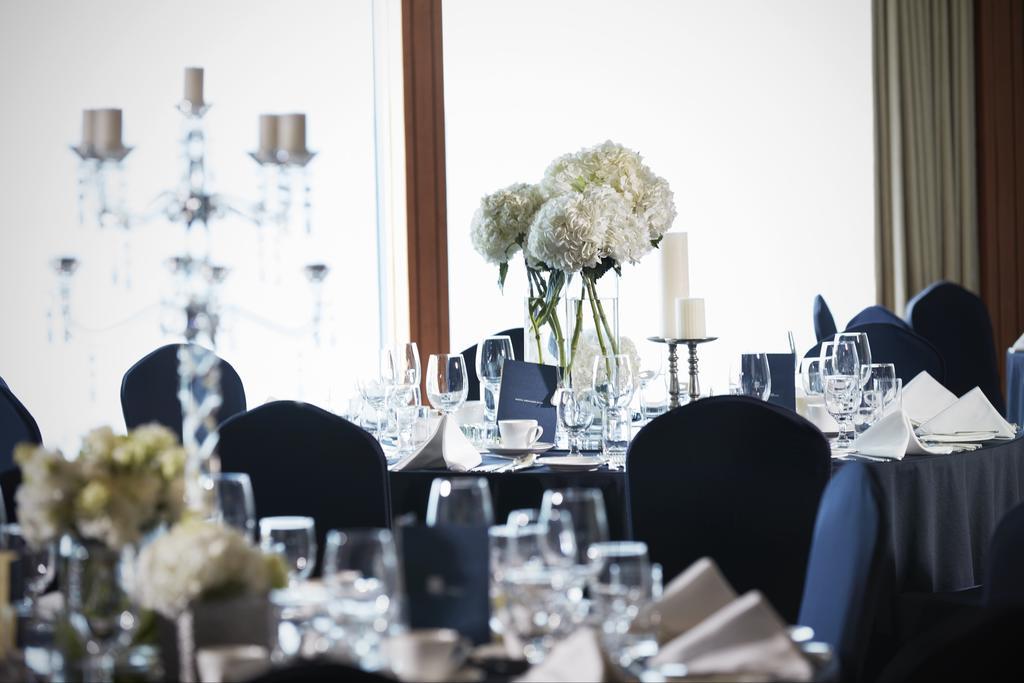 Grand Josun Ciudad Metropolitana de Busan Exterior foto The table setting at a formal dinner